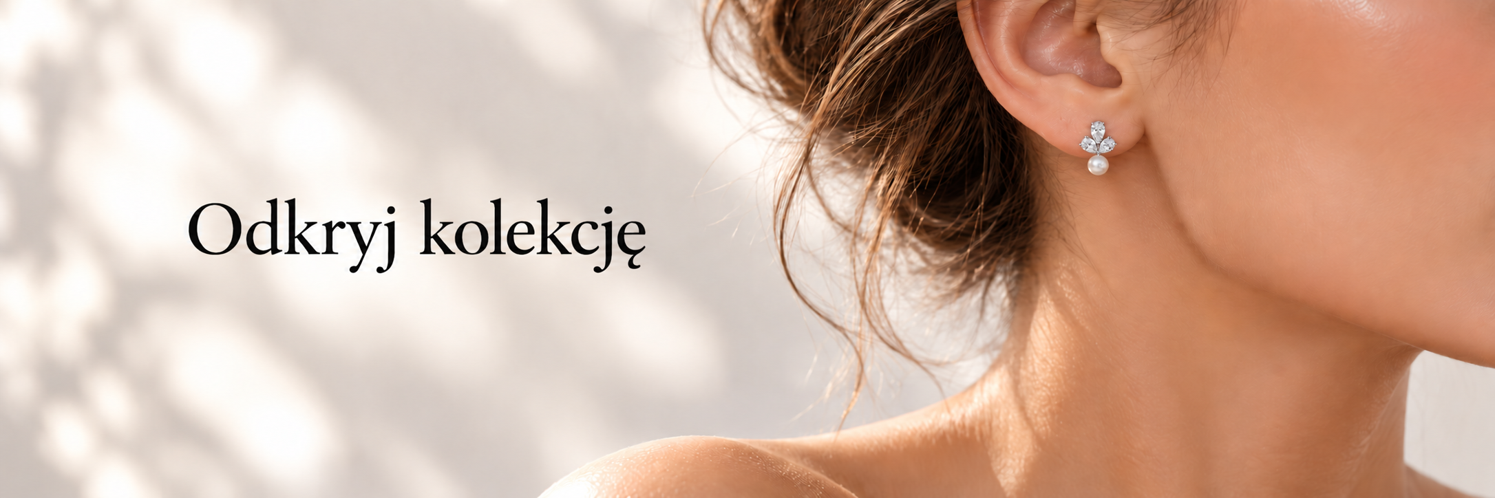 Odkryj kolekcję PIU — kolczyk LORENA z perłą na modelce